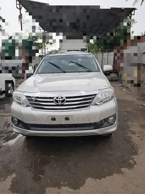 Photo - Toyota Fortuner 2015