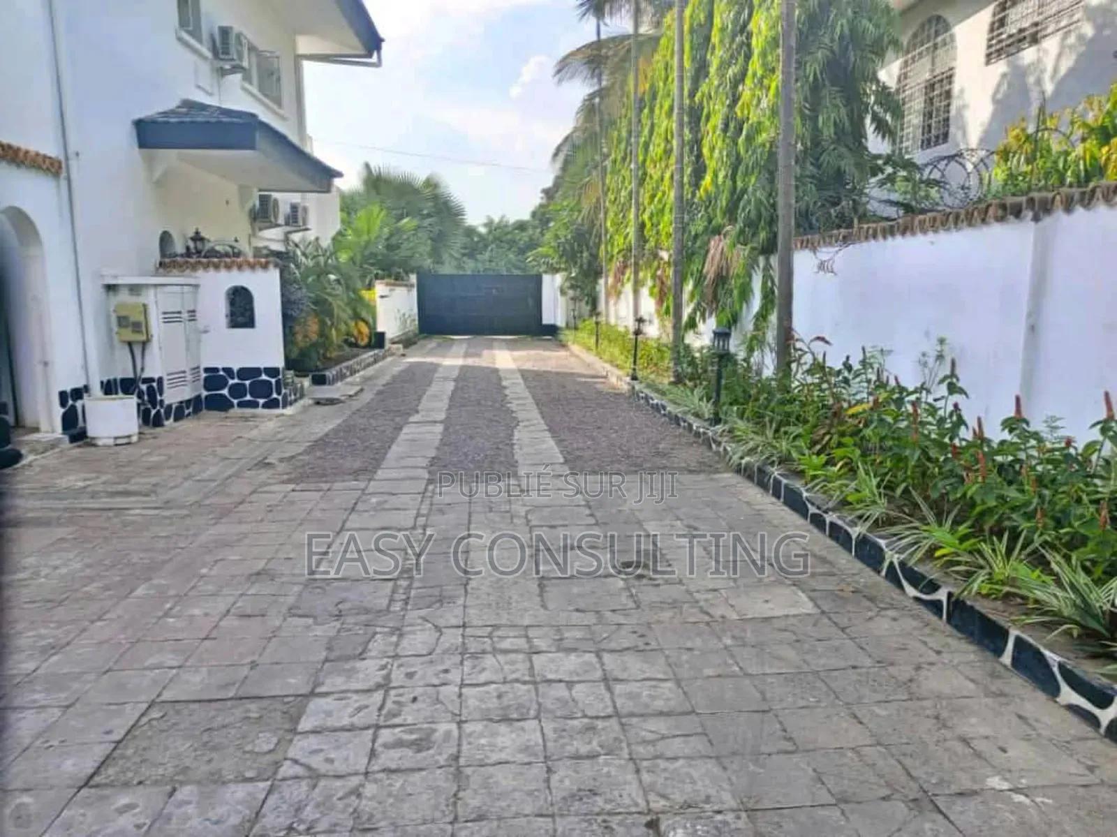 8chbre Villa dans Villa, Gombe à Vendre