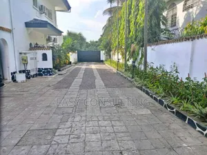 8chbre Villa dans Villa, Gombe à Vendre