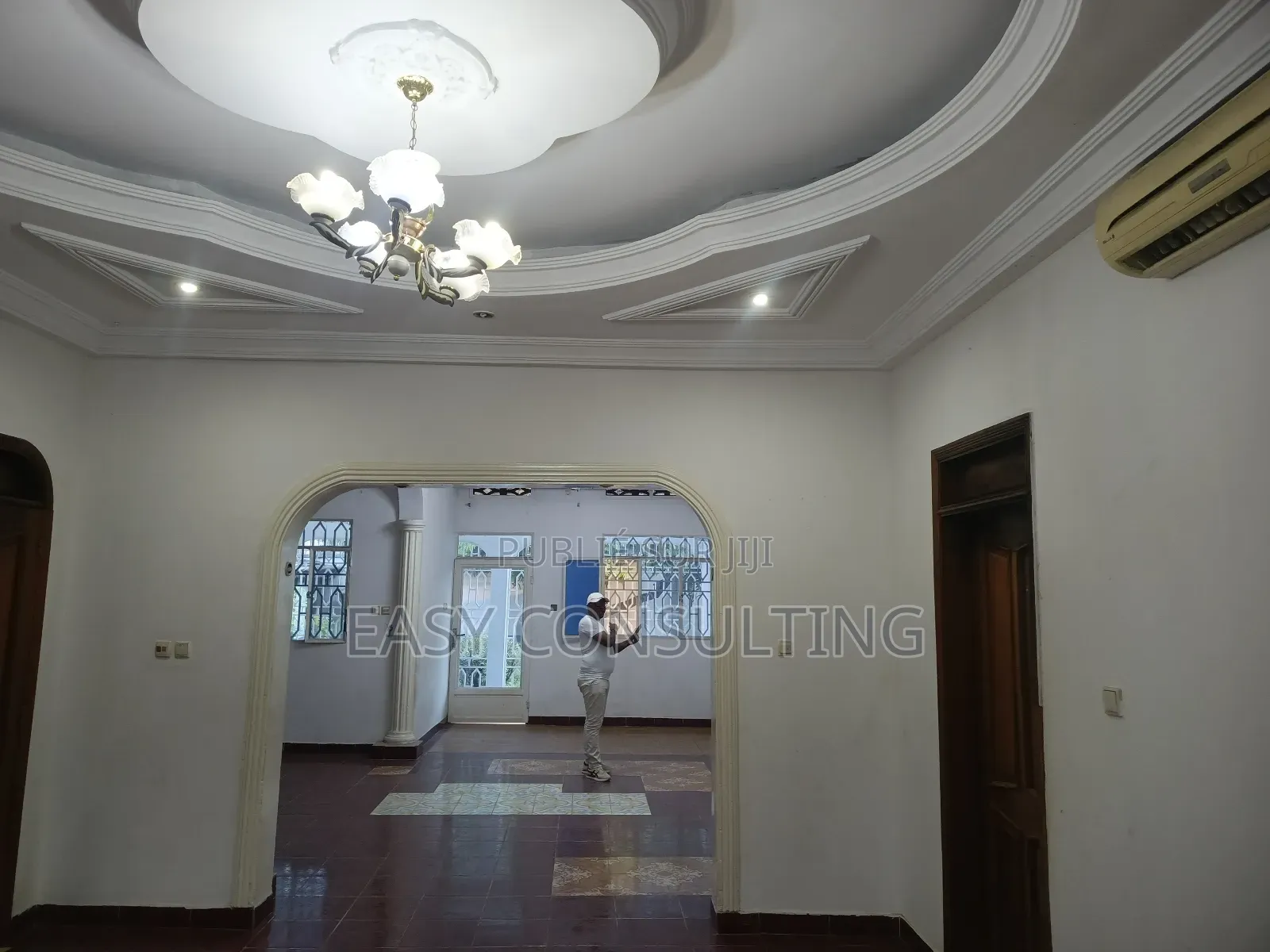 8chbre Villa dans Villa, Gombe à Vendre