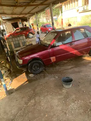 Photo - Mercedes-Benz 190E 1998 Rouge
