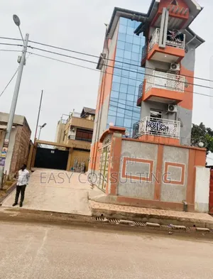 2chbre Villa dans Un Bâtiment, Ngaliema à Vendre