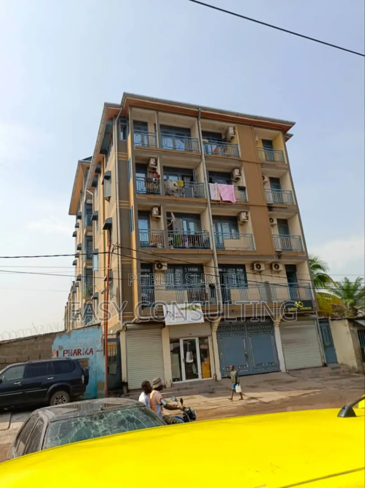 Grande Parcelle Avec 2 Immeubles (20 Appartements) À Vendre À Lingwala