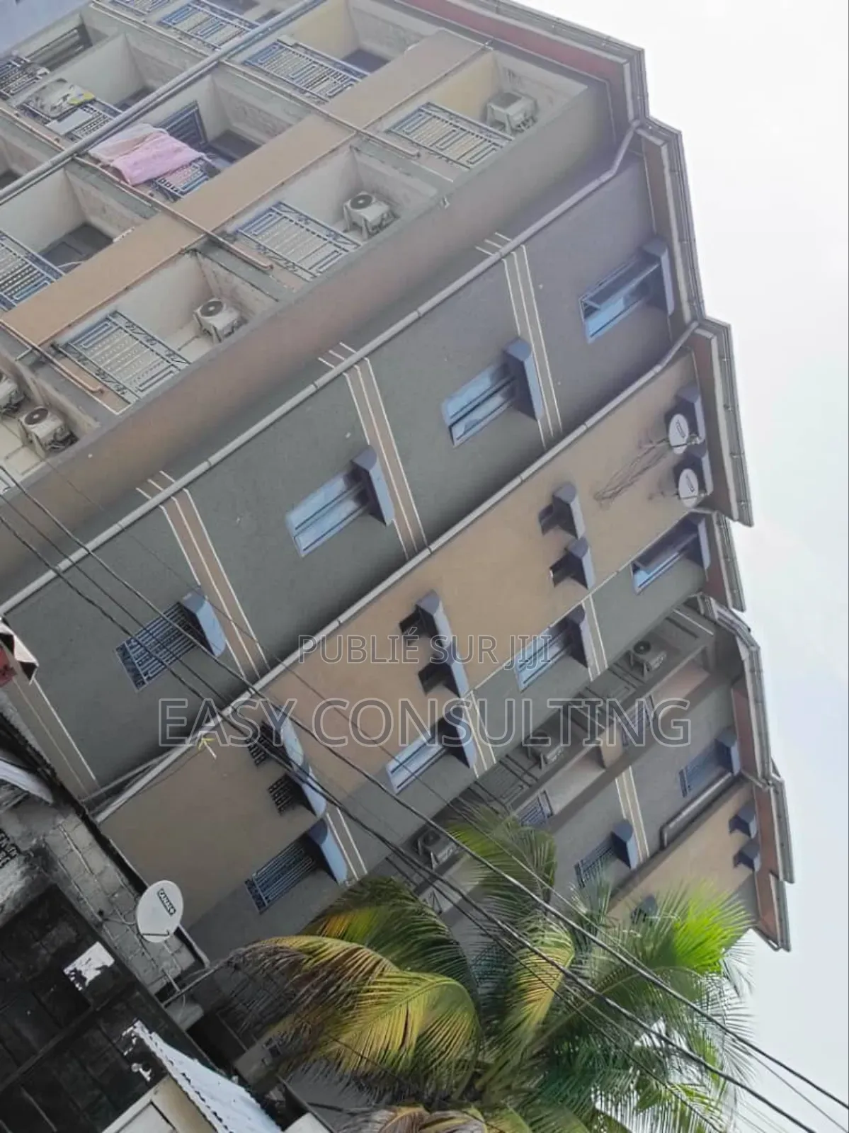 Grande Parcelle Avec 2 Immeubles (20 Appartements) À Vendre À Lingwala