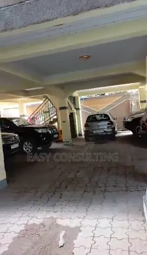 Grande Parcelle Avec 2 Immeubles (20 Appartements) À Vendre À Lingwala