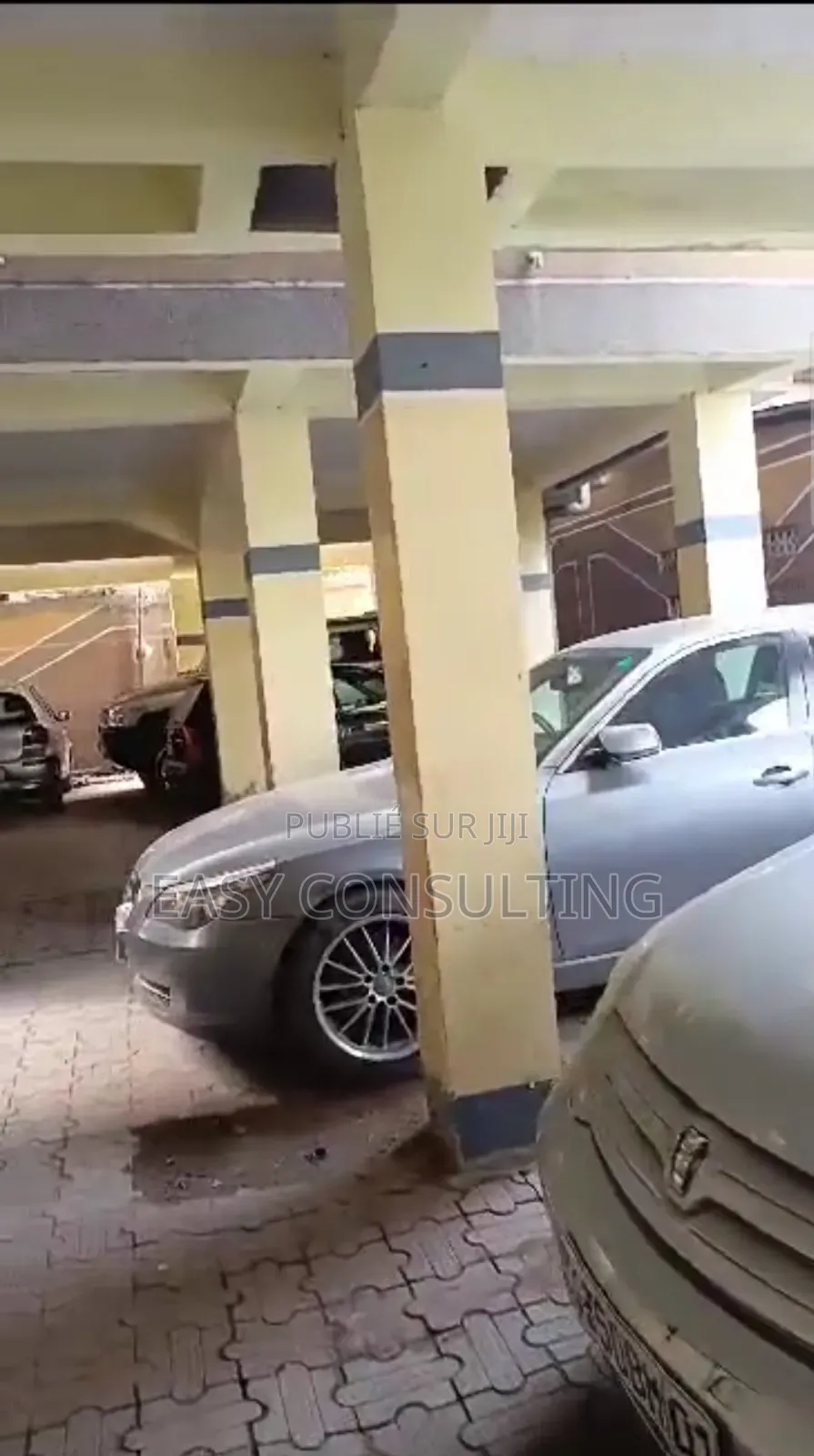 Grande Parcelle Avec 2 Immeubles (20 Appartements) À Vendre À Lingwala