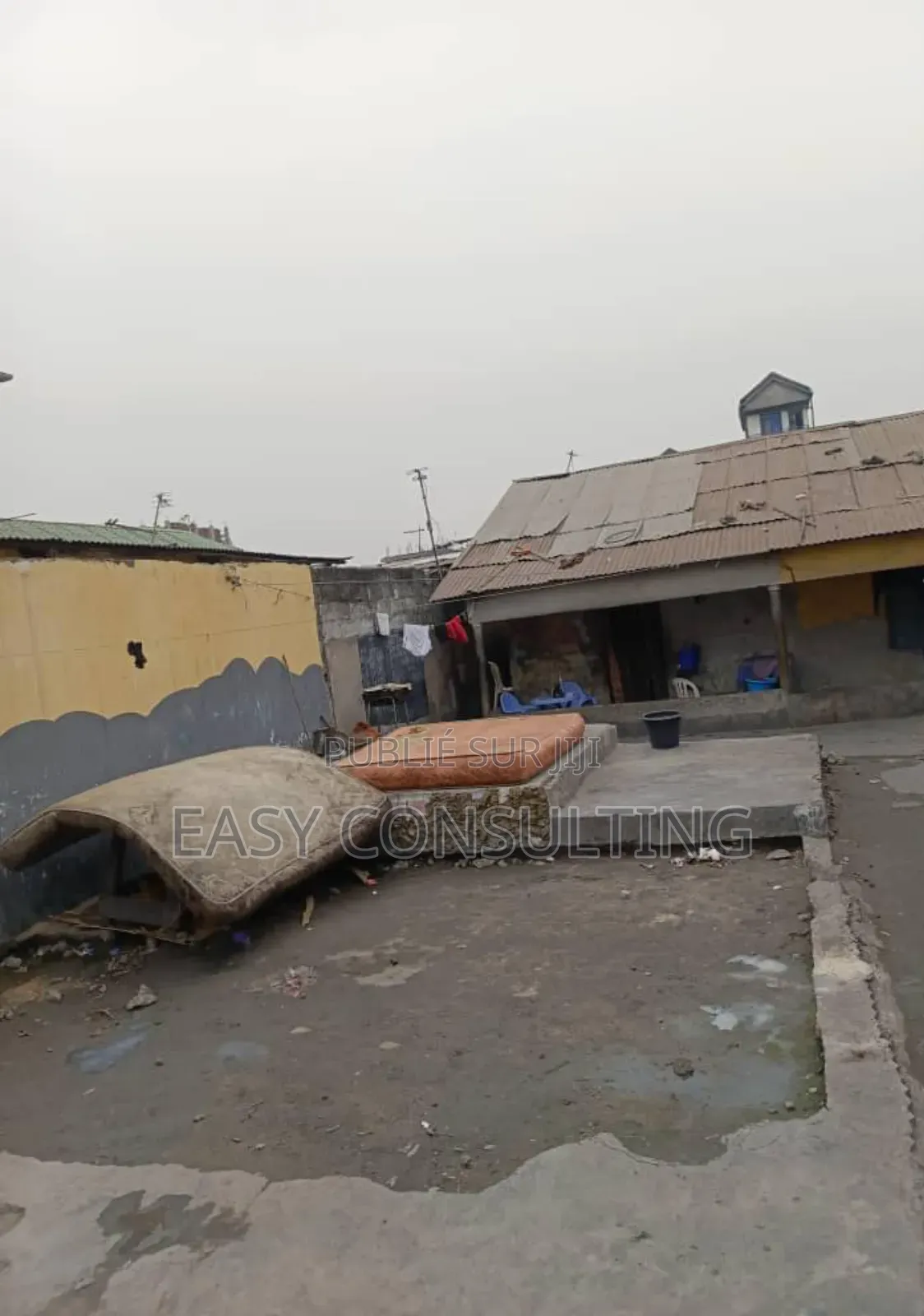 À Vendre Avec Des Maisons À Détruire