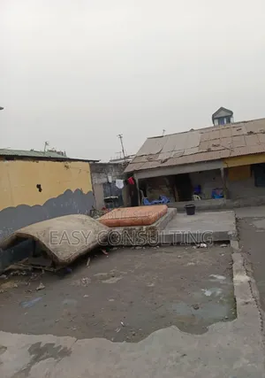 À Vendre Avec Des Maisons À Détruire