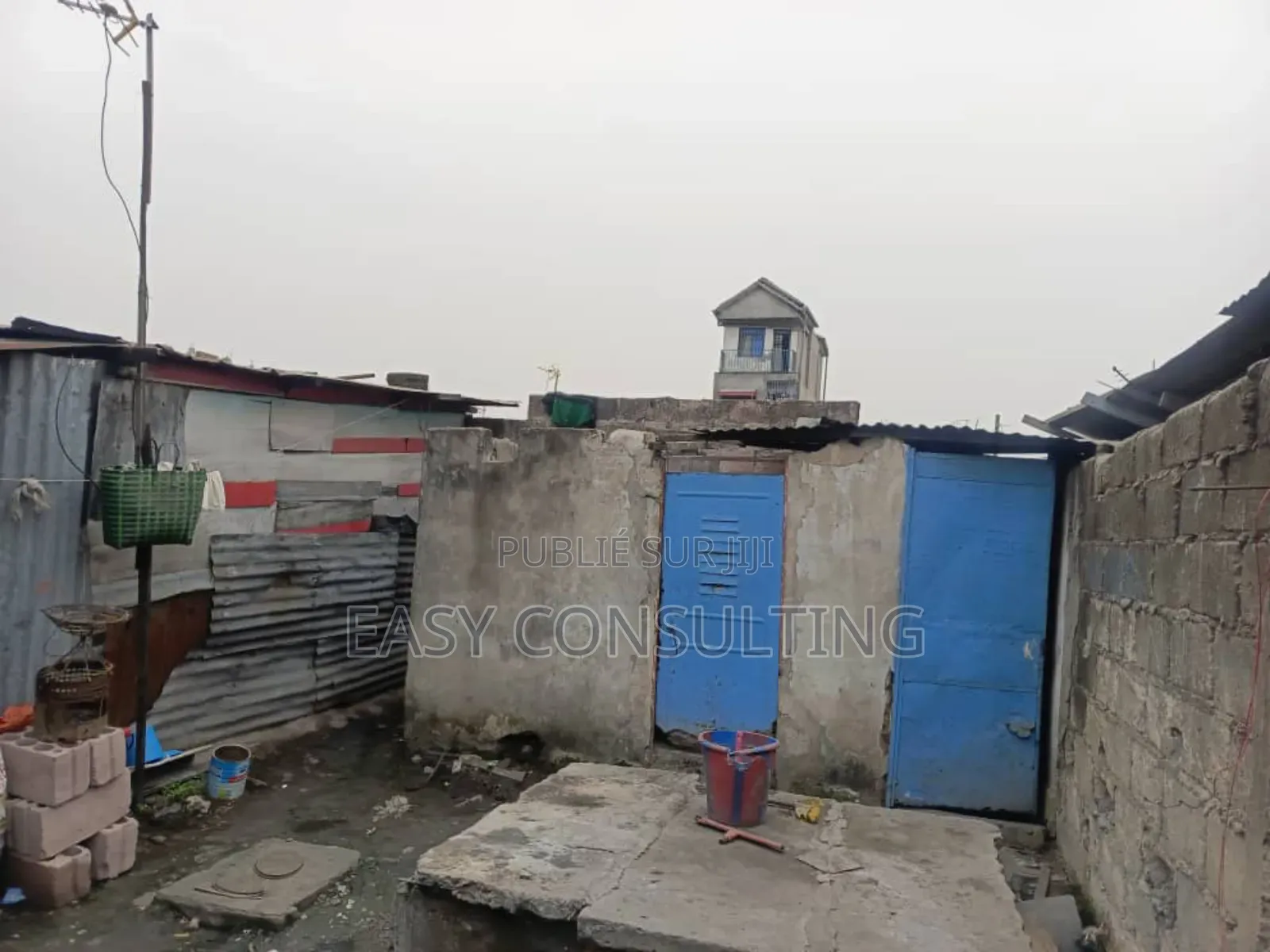 À Vendre Avec Des Maisons À Détruire