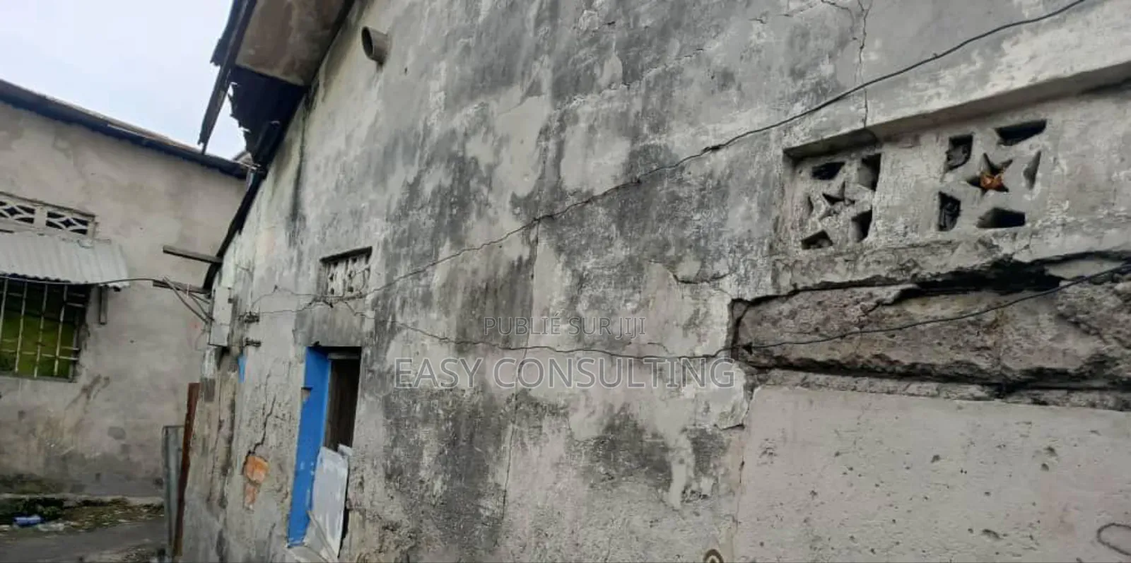 À Vendre Avec Des Maisons À Détruire