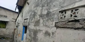 À Vendre Avec Des Maisons À Détruire