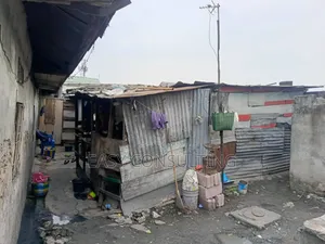 À Vendre Avec Des Maisons À Détruire