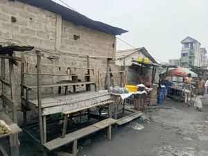 À Vendre Avec Des Maisons À Détruire