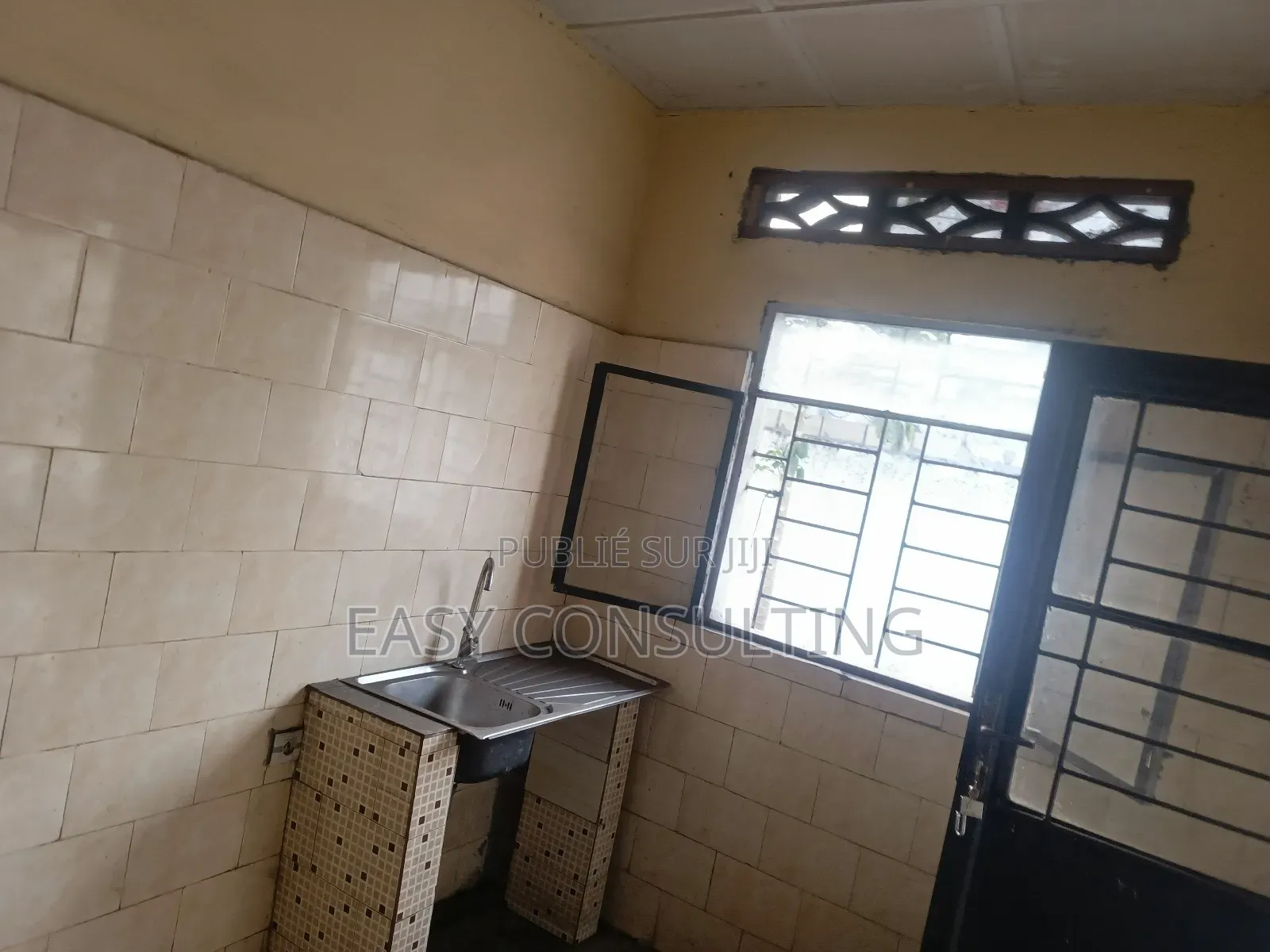 3chbre Villa dans Camp Pm, Nsele à Vendre