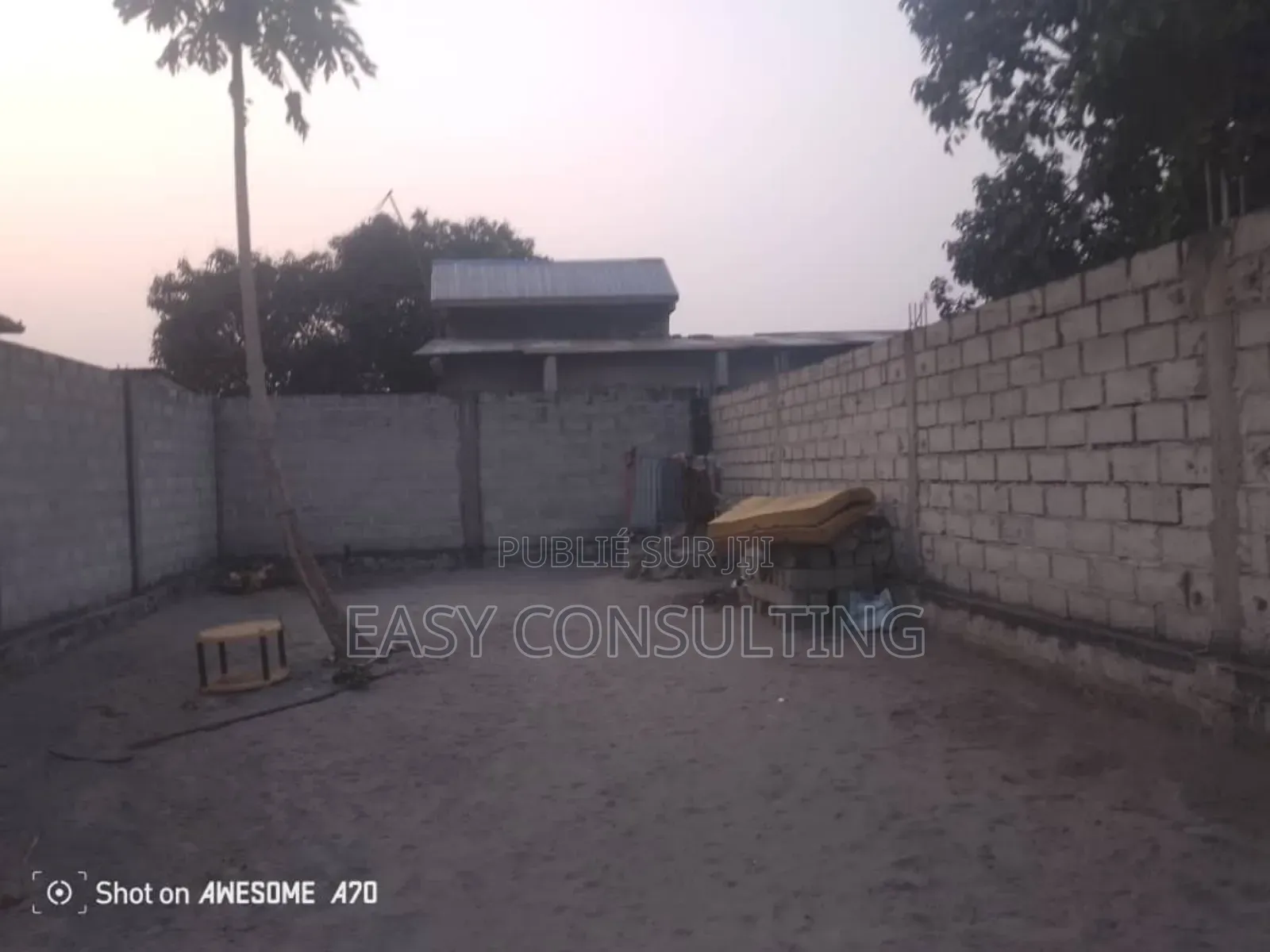 Terrain Clôturé Portail Avec Hangar À Vendre À Camp Pm – N’Sele