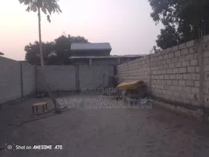 Terrain Clôturé Portail Avec Hangar À Vendre À Camp Pm – N’Sele