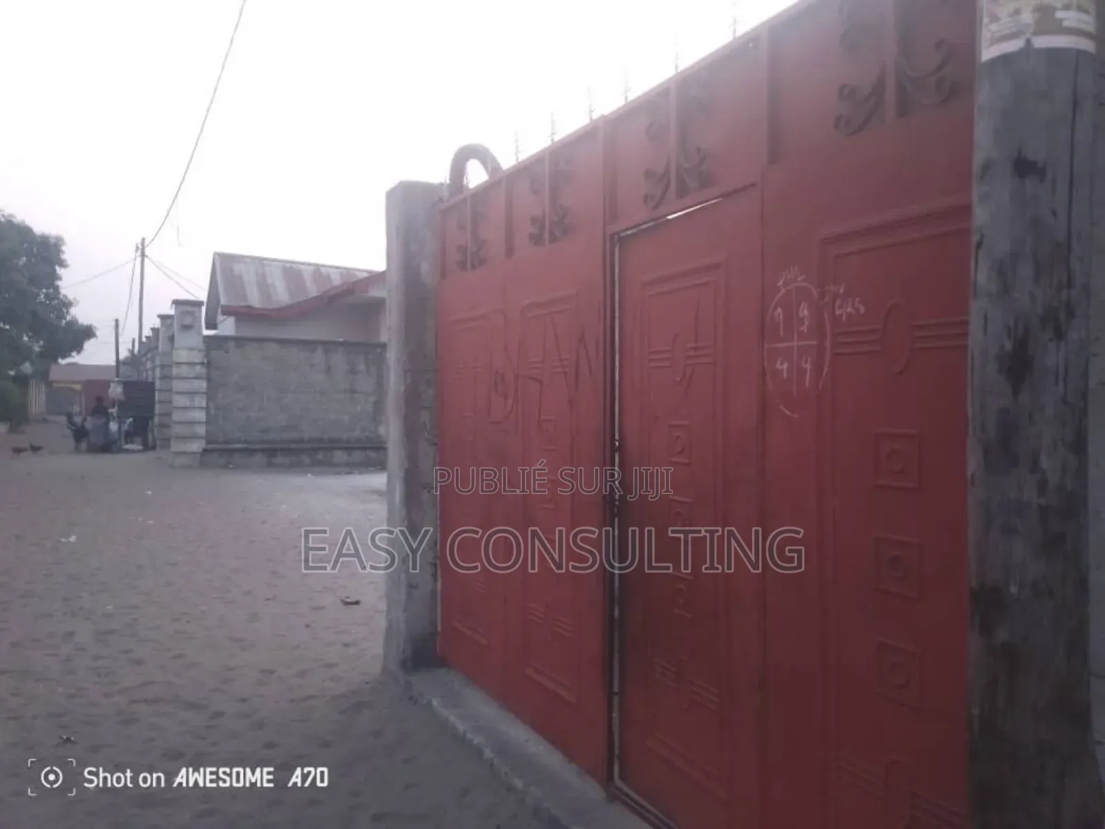 Terrain Clôturé Portail Avec Hangar À Vendre À Camp Pm – N’Sele