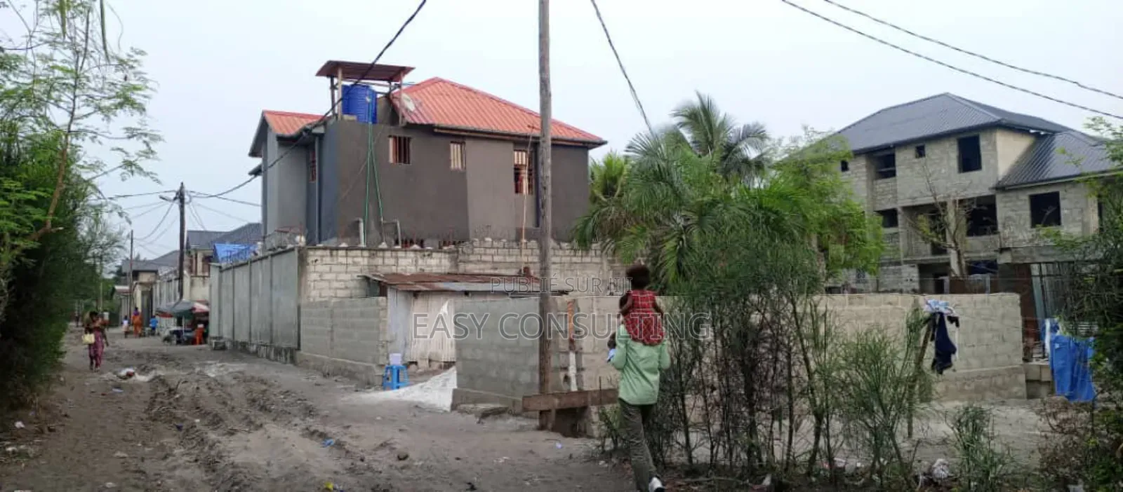 Terrain Clôturé Portail Avec Hangar À Vendre À Camp Pm – N’Sele