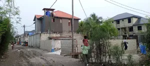 Terrain Clôturé Portail Avec Hangar À Vendre À Camp Pm – N’Sele