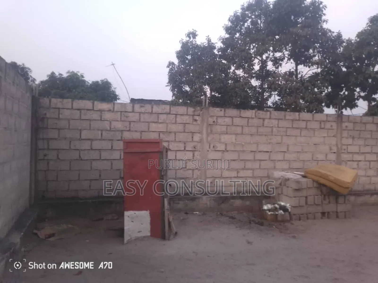 Terrain Clôturé Portail Avec Hangar À Vendre À Camp Pm – N’Sele