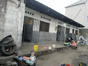 2chbre Villa dans Blvd Kimbuta, Ndjili à Vendre