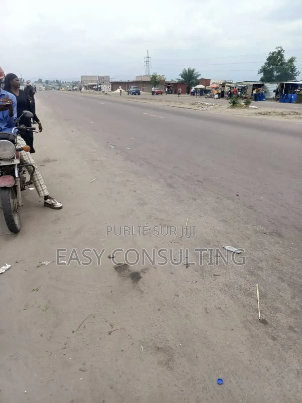 Vente D’Une Parcelle Clôturée Avec Deux Hangars –N'sele