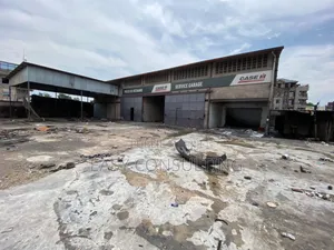 Concession 9 Portes + 3 Entrepôts en Location À Limete