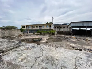 Concession 9 Portes + 3 Entrepôts en Location À Limete