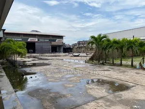 Concession 9 Portes + 3 Entrepôts en Location À Limete