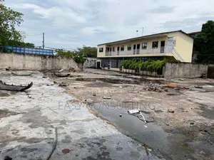 Concession 9 Portes + 3 Entrepôts en Location À Limete