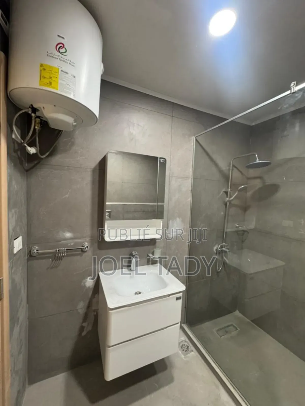 2chbre Appartement dans Empire, Ngaliema à Louer