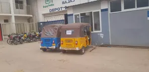 New Bajaj RE 2025 Jaune