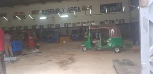 New Bajaj RE 2025 Jaune