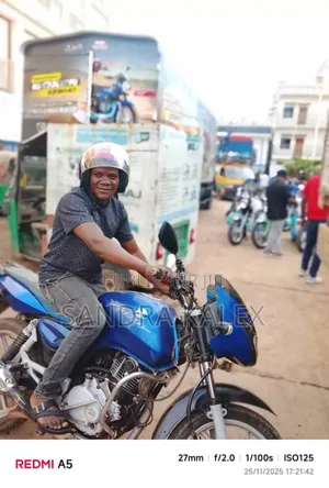 New Bajaj RE 2025 Jaune