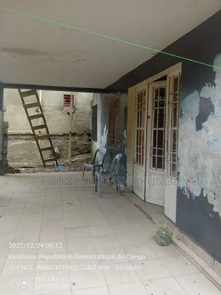 1chbre Maison dans Younous Dozé, Mont-Ngafula à Vendre