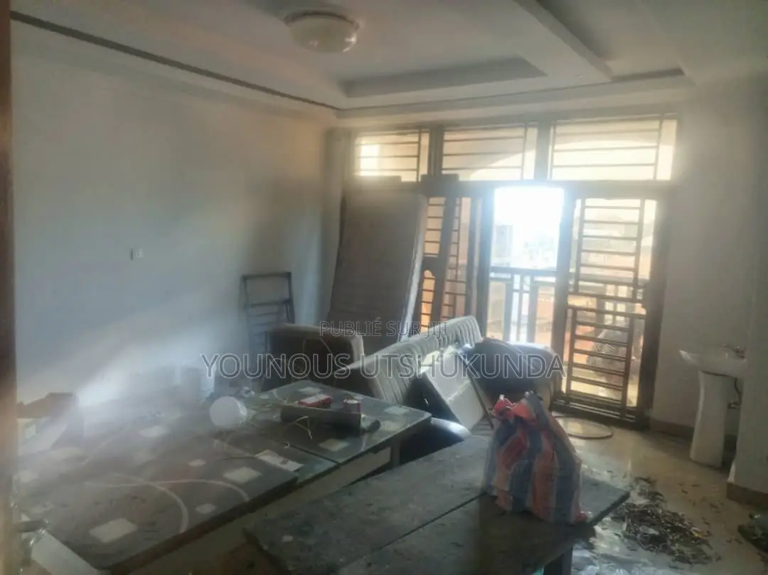 Furnished 3chbre Appartement dans Dozé Immobilier, Makala à Louer