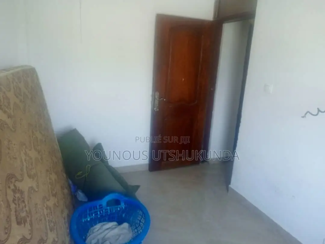 Furnished 3chbre Appartement dans Dozé Immobilier, Makala à Louer