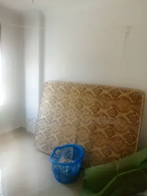 Furnished 3chbre Appartement dans Dozé Immobilier, Makala à Louer