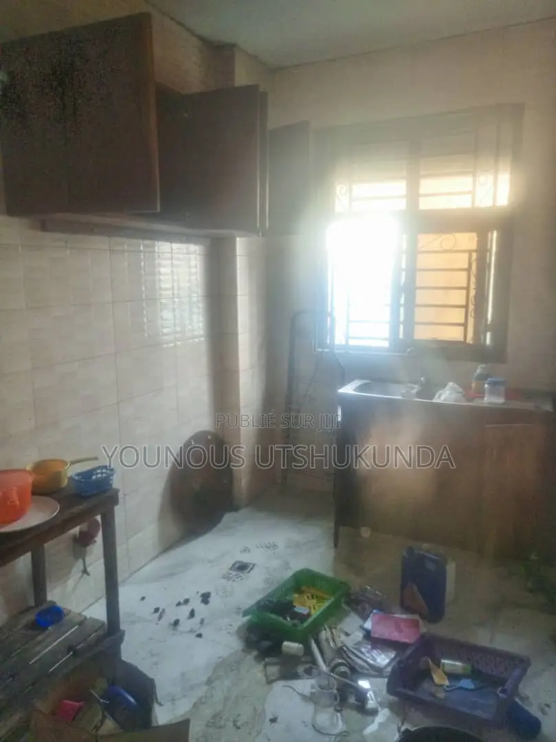 Furnished 3chbre Appartement dans Dozé Immobilier, Makala à Louer