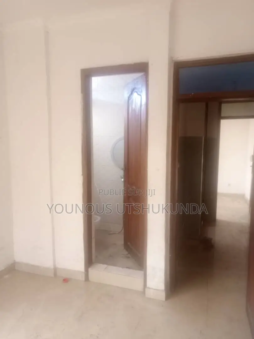 Furnished 3chbre Appartement dans Dozé Immobilier, Makala à Louer