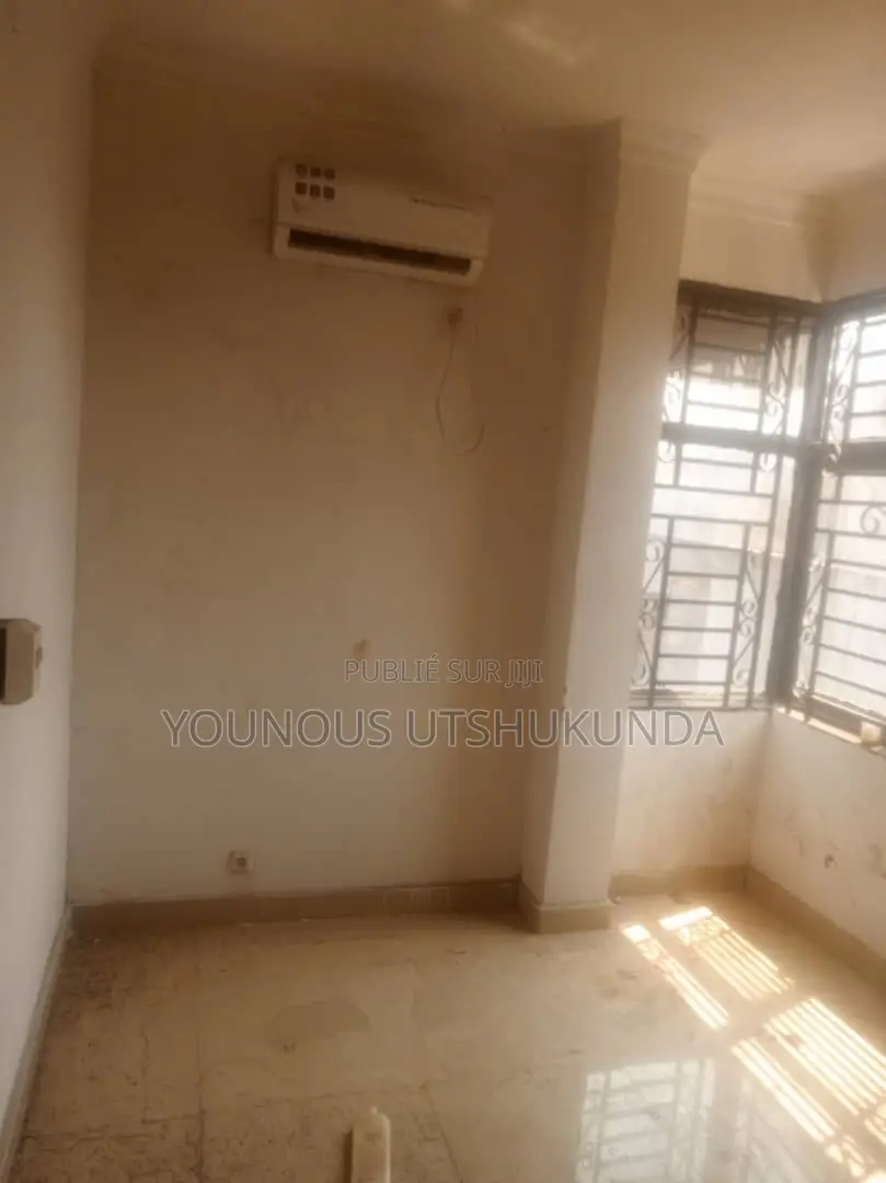 Furnished 3chbre Appartement dans Dozé Immobilier, Makala à Louer