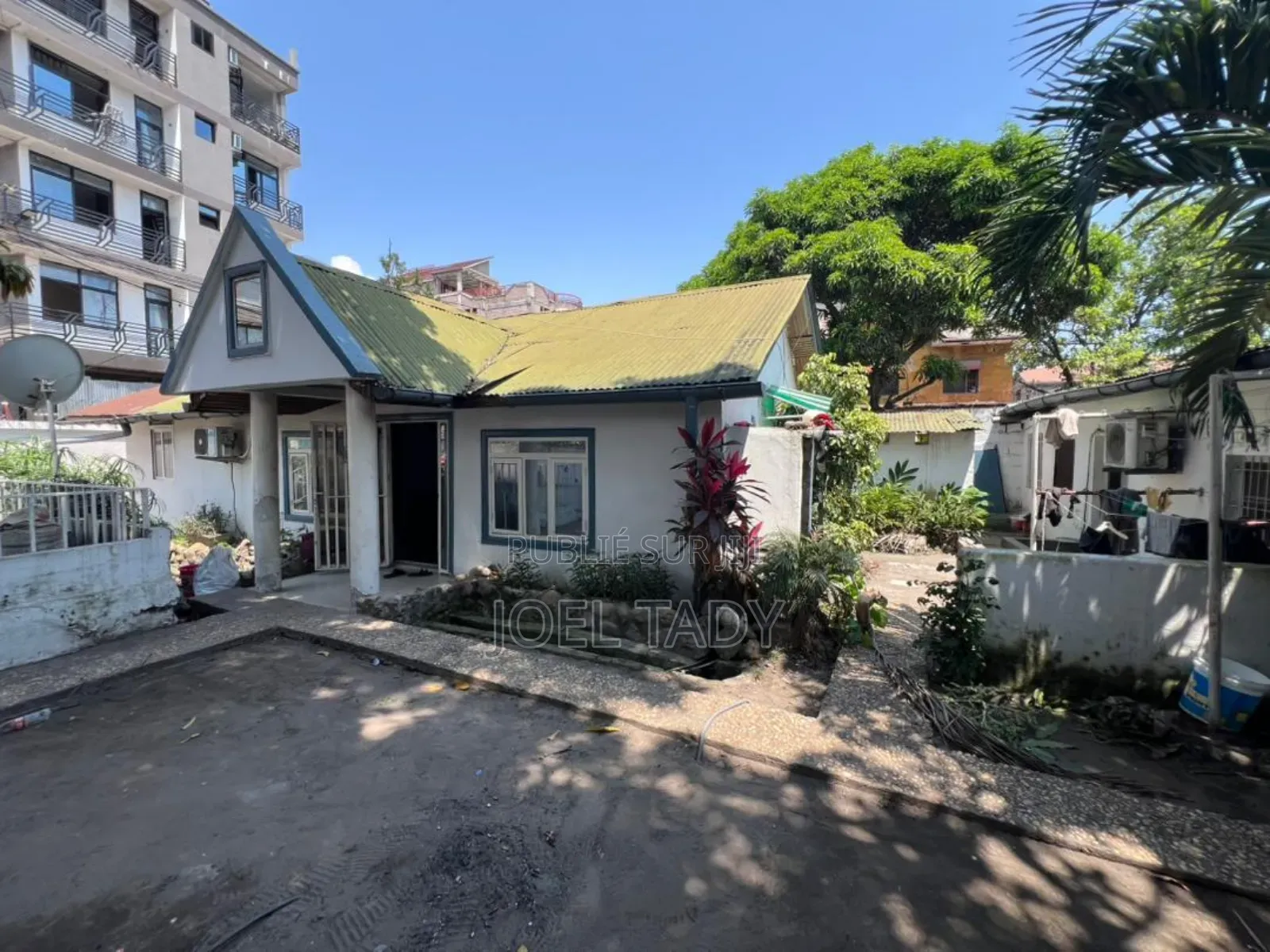 Vente d'Une Grande Parcelle Au Cœur De Kintambo