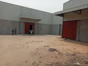 Location De 5 Entrepôt