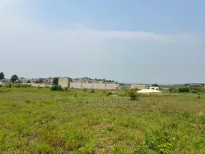 Terrain À Vendre – N’Sele, Quartier Plaza