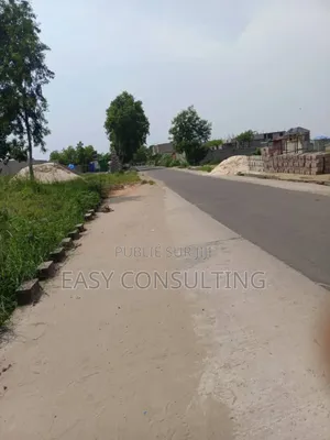 Terrain À Vendre – N’Sele, Quartier Plaza