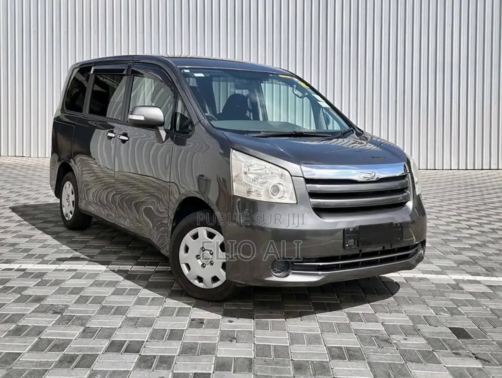 Toyota Noah 2.0 143hp FWD (7 Seater) 2012 Gris