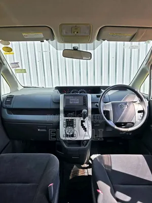 Toyota Noah 2.0 143hp FWD (7 Seater) 2012 Gris