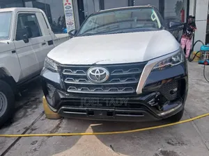 Neuf Toyota Fortuner 2025 Bleu