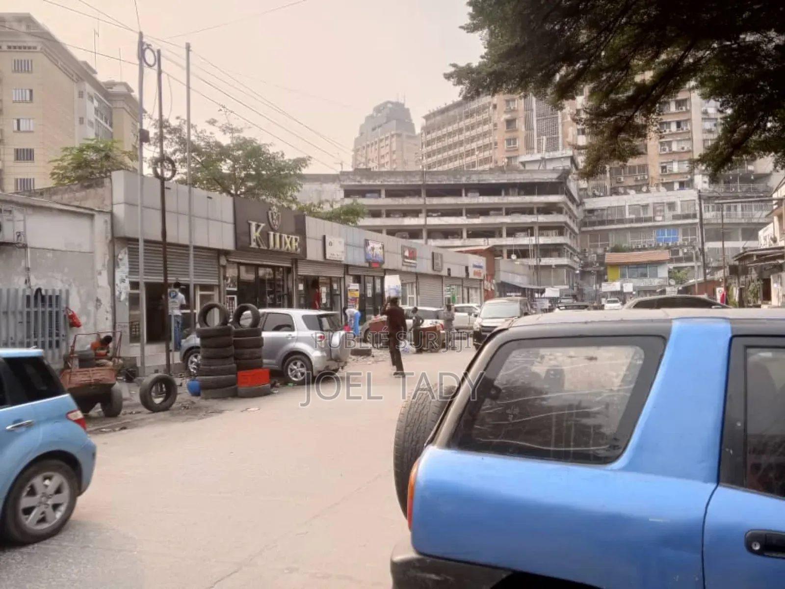 Vente d'Une Concession Avec Maison Commerciale Gombe 2500m2