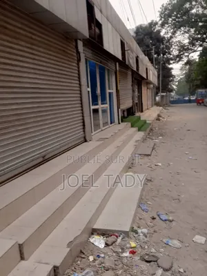 Vente d'Une Concession Avec Maison Commerciale Gombe 2500m2